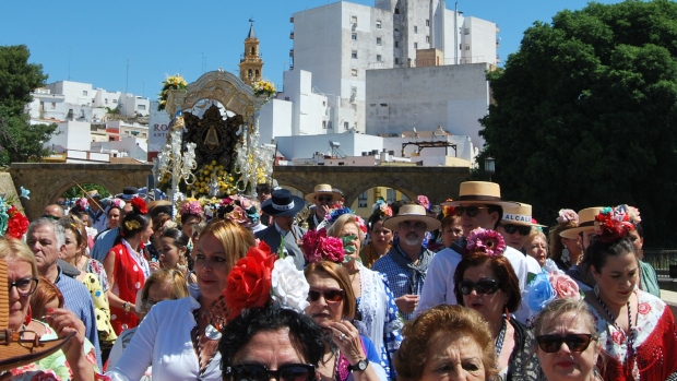 La Hermandad de Alcalá a su paso por el Puente de Jesús Nazareno