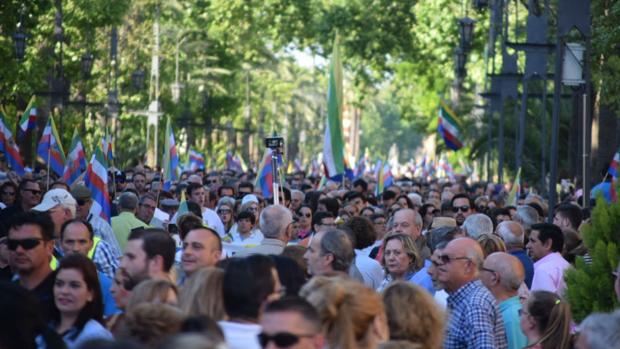 Miles de personas han participado en la segunda manifestación contra los incumplimientos políticos.