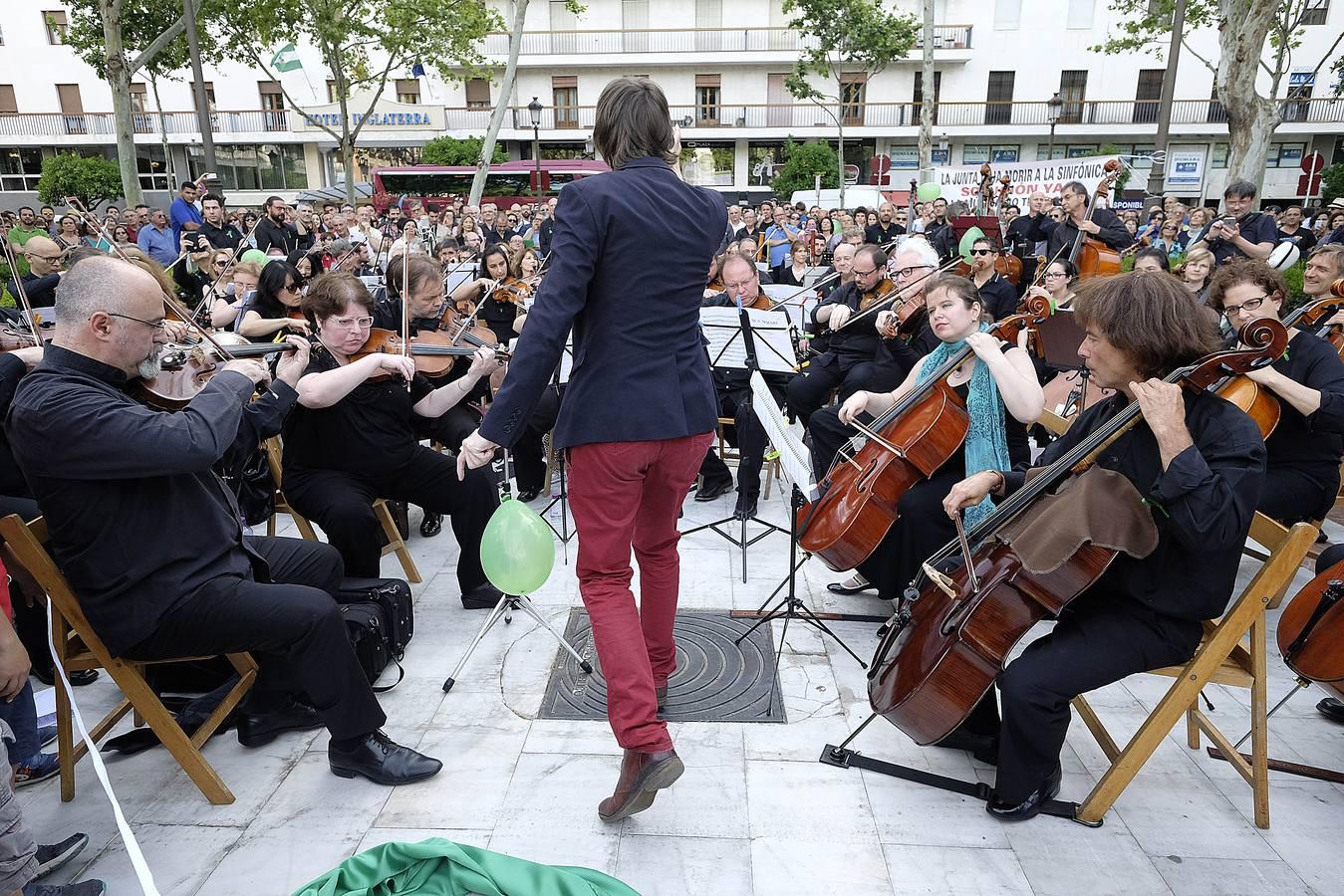 La ROSS denuncia los recortes con un concierto en la Plaza Nueva