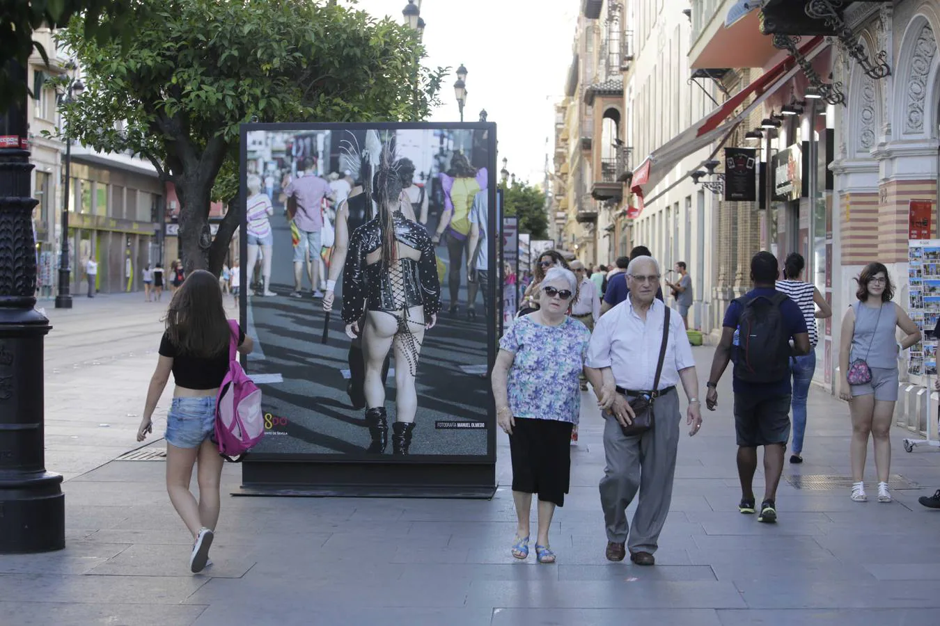 Polémica exposición con motivo del Día del Orgullo Gay en plena Avenida de la Constitución de Sevilla