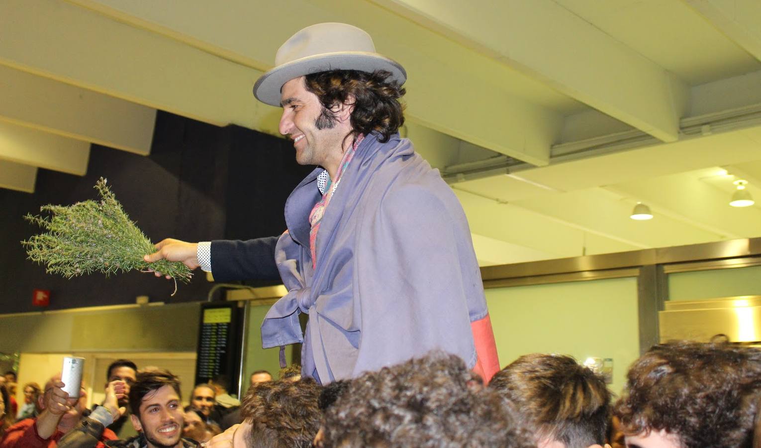 Morante de la Puebla sale a hombros del aeropuerto de Sevilla
