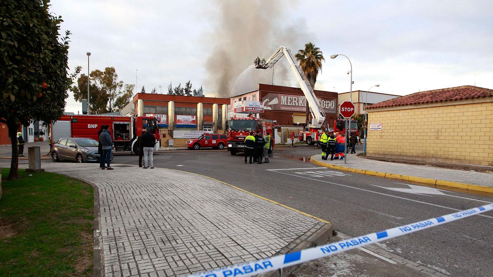 El incendio en la nave del polígono Pisa deja sin bomberos a decenas de municipios sevillanos