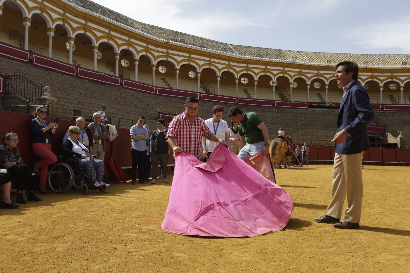 Más de mil escolares y universitarios disfrutan del taller de toreo en la Plaza de Toros de Sevilla
