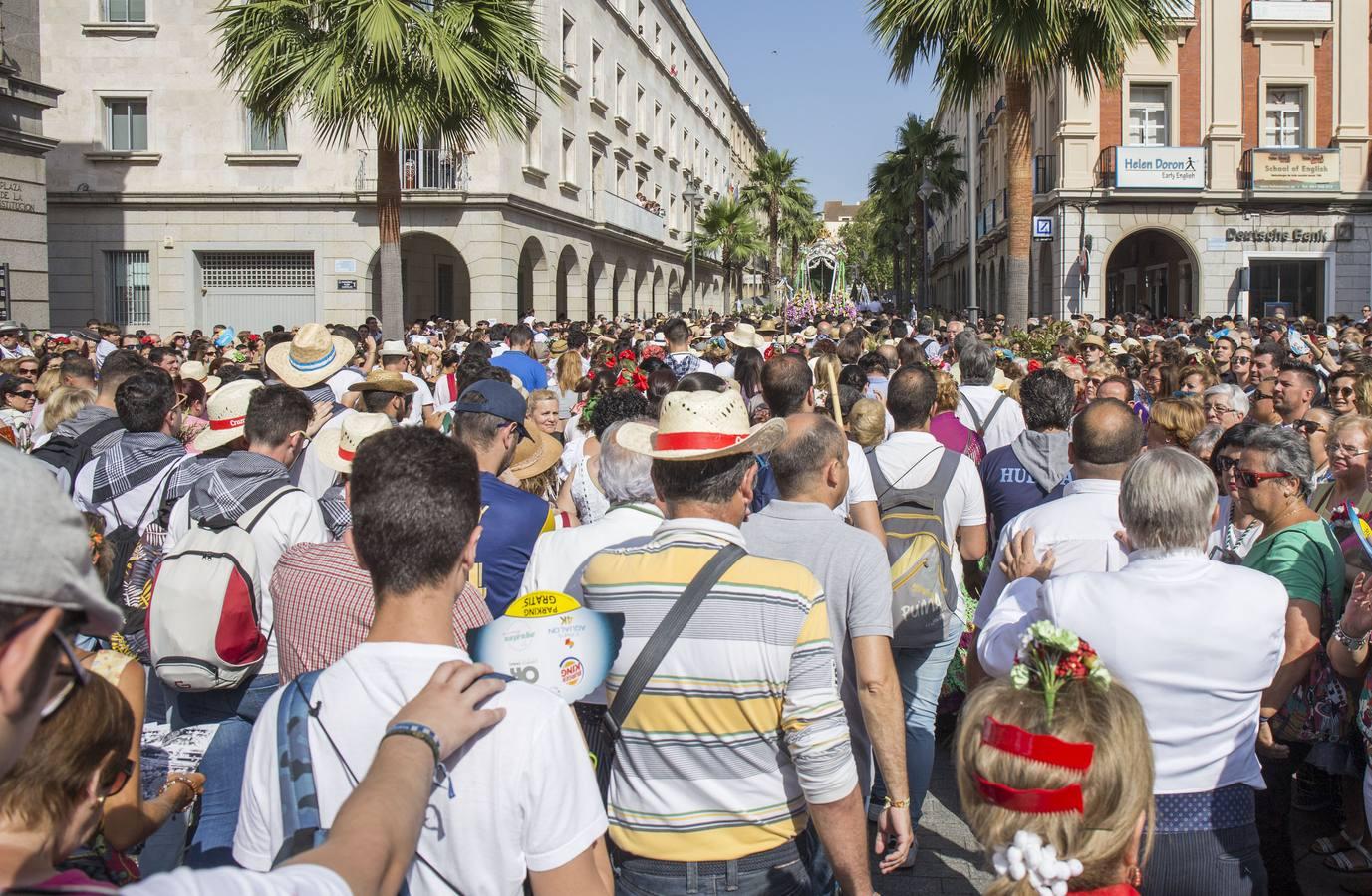 Huelva se detiene para despedir a su Simpecado en su camino a la aldea