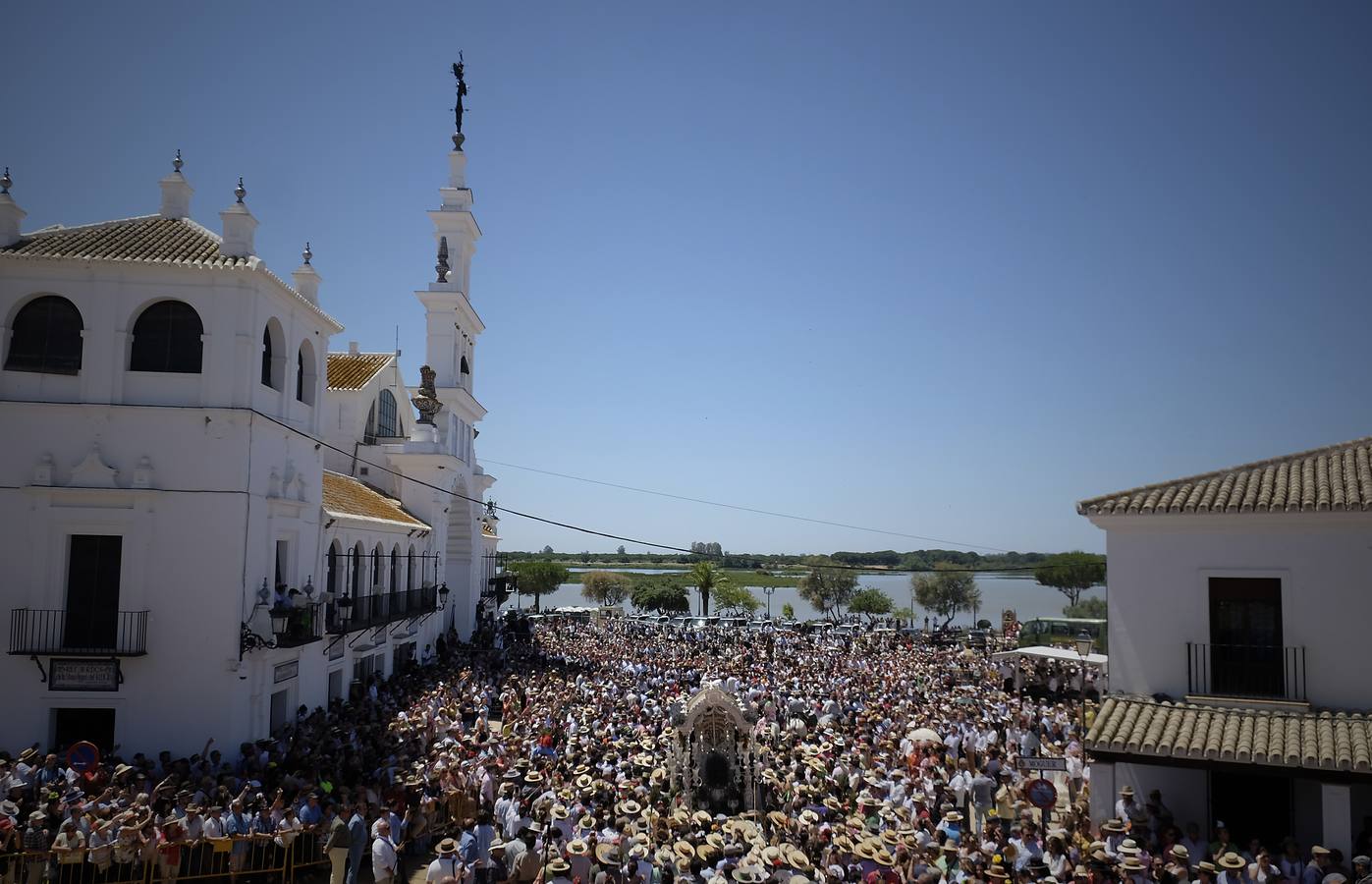El Rocío vibra en la segunda jornada de presentación de hermandades