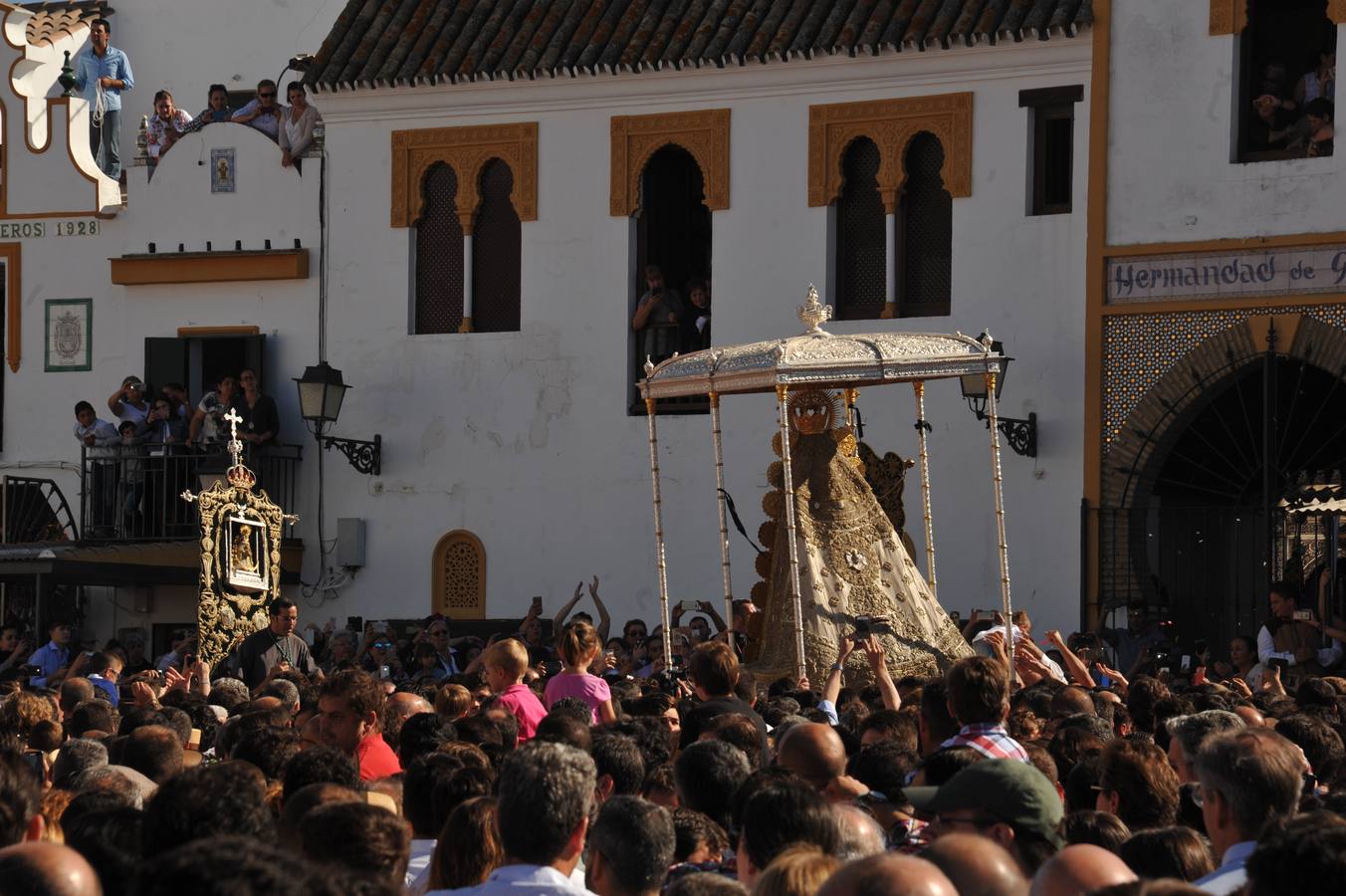 La Virgen del Rocío recupera luces de antaño en la procesión del Lunes de Pentecostés de 2017