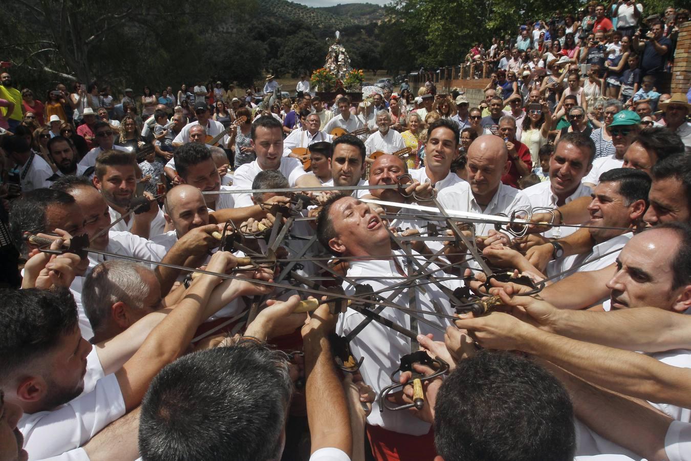 «Patatú» y ruegos a San Benito en la danza de las espadas de Obejo