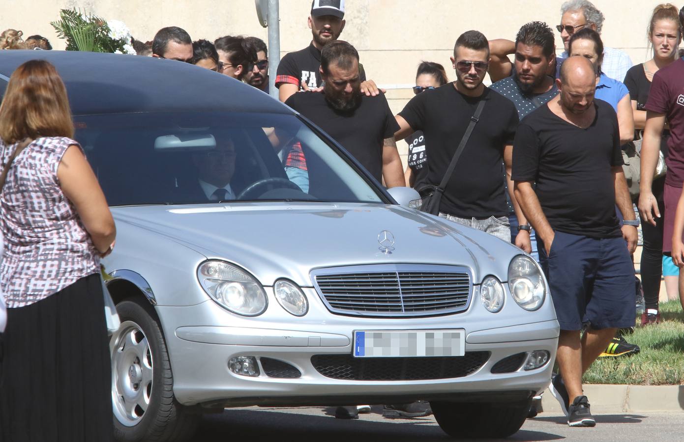 La madre de la fallecida en el ascensor del Hospital de Valme pide que se encuentre «al responsable»