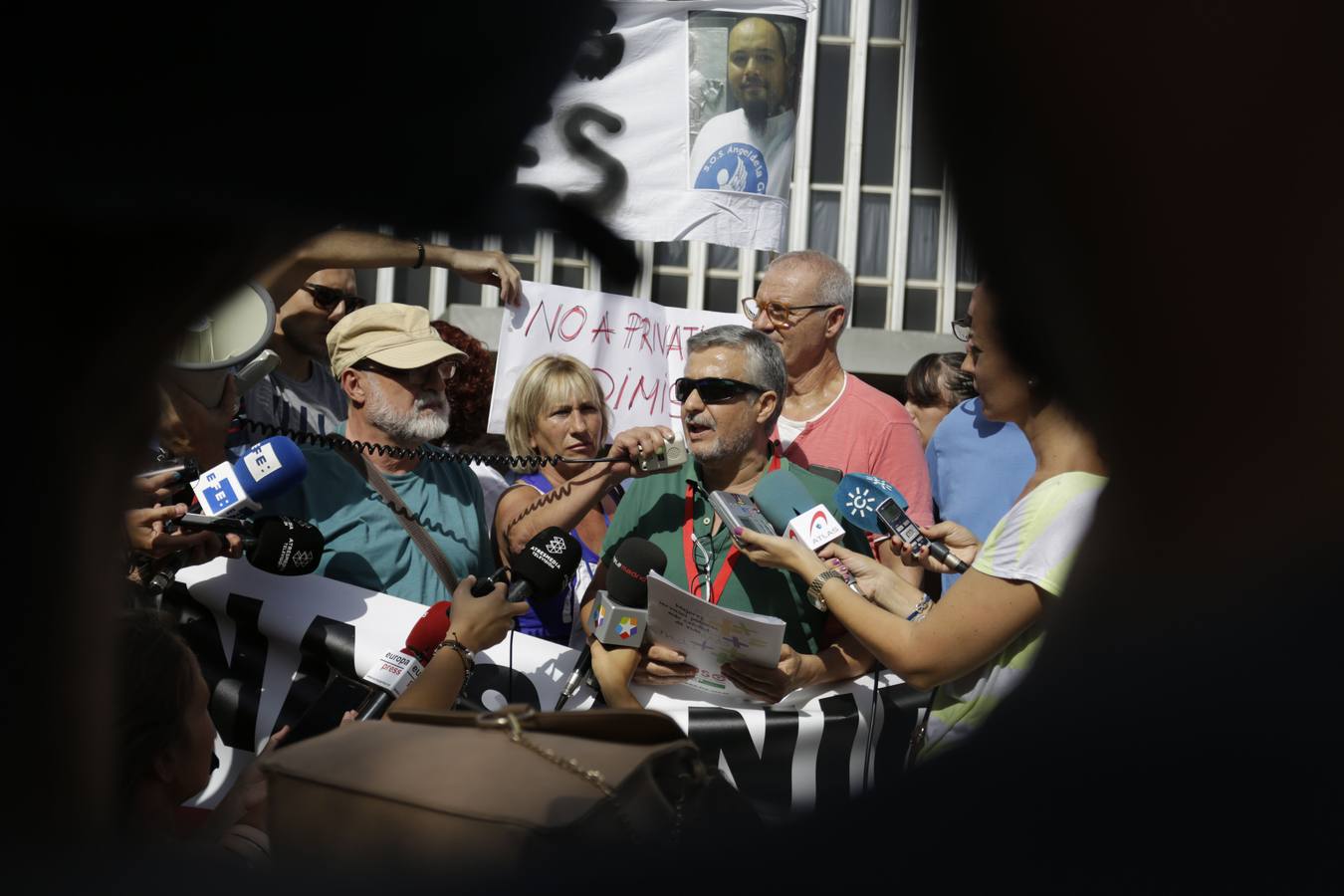 El padre y el marido de la joven fallecida en un ascensor de Valme piden a la Junta «que dé la cara»