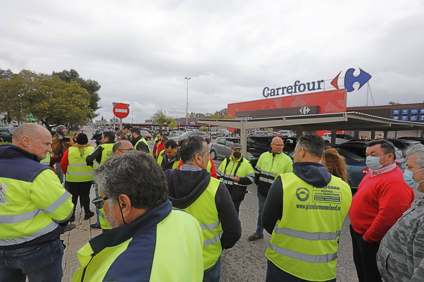 En imágenes, concentración de transportistas en el centro comercial  Carrefour San Pablo