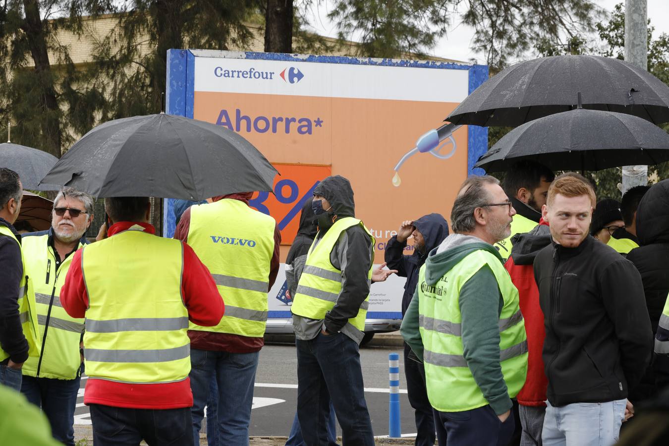 En imágenes, concentración de transportistas en el centro comercial  Carrefour San Pablo