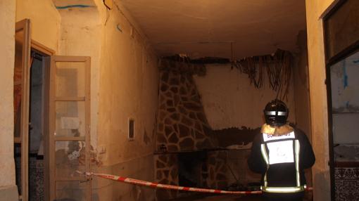Interior de una de las viviendas incendias