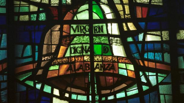 Fragmento de las vidrieras de la parroquia de Santa María de la Iglesia