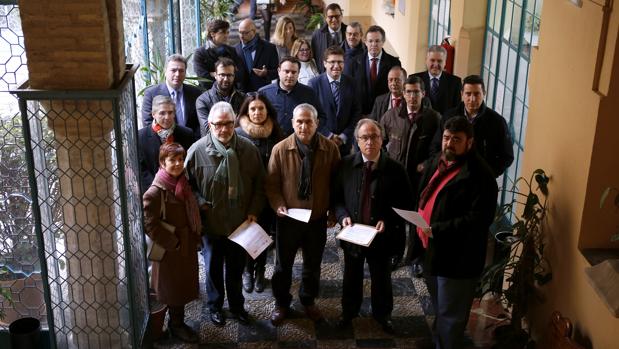 Los líderes de CECO, Cámara, UGT y CC.OO., presentando el escrito de protesta a la Junta
