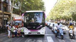 Niños suben al autobús escolar en Ronda de los Tejares