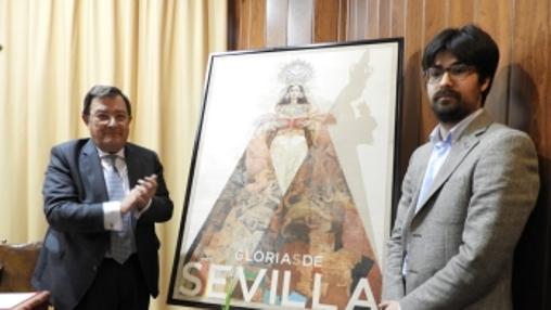 El autor, a la derecha, junto a su obra