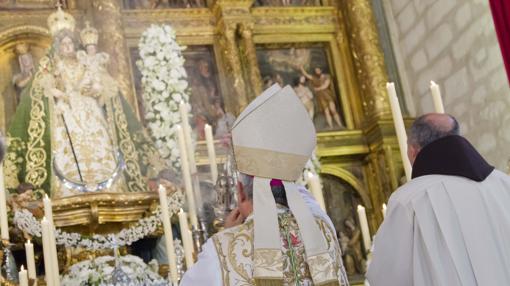 Rezo ante la virgen durante la homilía
