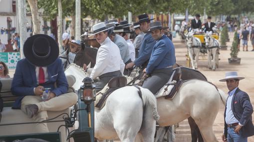 Jinetes en la calle Guadalquivir de El Arenal
