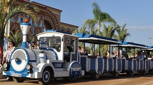 Tren neumático ante la portada de la Feria de Córdoba