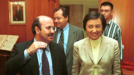 Aguilar recibe a Zarrías en 2001 en el Ayuntamiento como alcaldesa