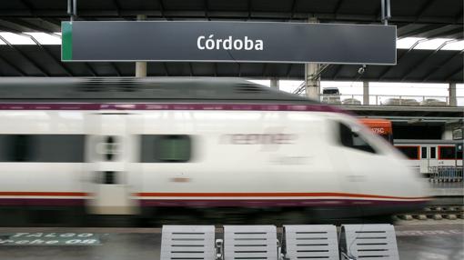 Un tren pasando por la estación de Córdoba