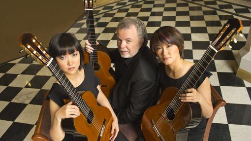 Manuel Barrueco junto a Beijing Guitar Duo