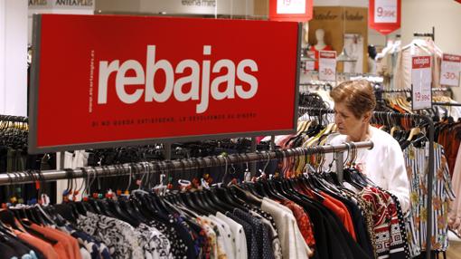 Una mujer mira las ofertas en El Corte Inglés
