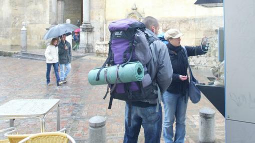'Mochileros' en el entorno de la Mezquita-Catedral
