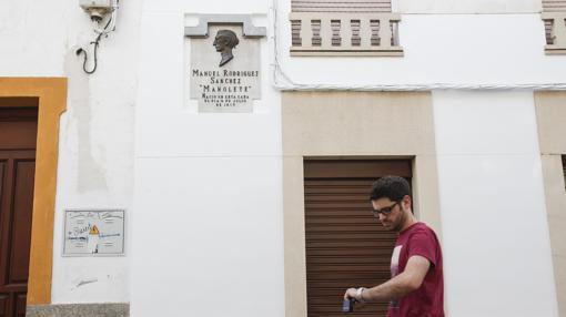 Placa que indica el lugar de nacimiento del torero, en la calle Torres Cabrera