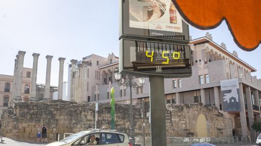 Un termómetro en la calle Capitulares