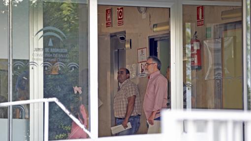 Dos usuarios del centro de salud de la Fuensanta junto al único ascensor del recinto