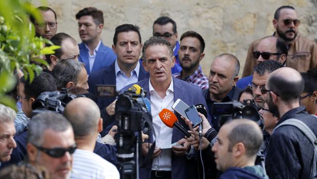 Los presidentes de Córdoba Apetece, Alberto Rosales, y Hostetur (detrás) en una comparecencia