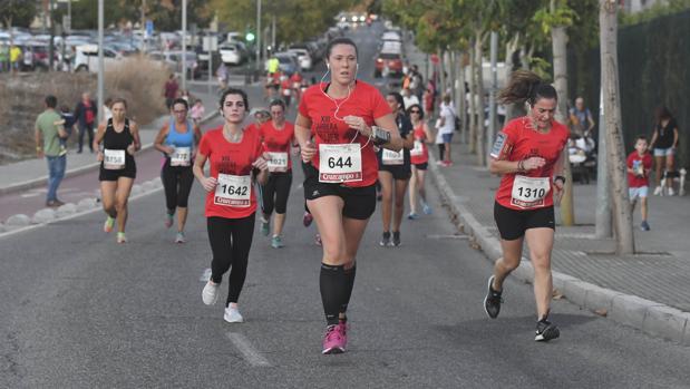 Participantes en la XIII Carrera de la Mujer de Córdoba, que se ha disputado hoy