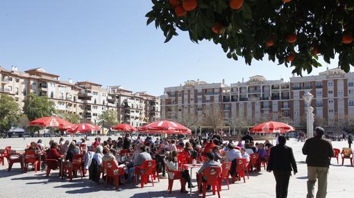Clientes de los bares de la plaza del Zoco, en Poniente