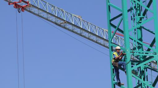 Un operario monta los ensamblajes de la grúa