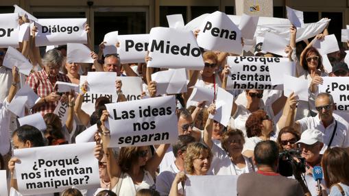 Carteles en la concentración de hoy
