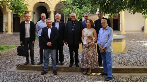 El obispo junto al resto de representantes que apoyan la programación cultural