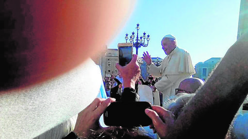 Una de las fotos de los peregrinos al Santo Padre