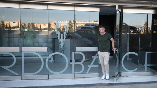 Luis Carrión sale con sus enseres personales de las oficinas del Córdoba CF