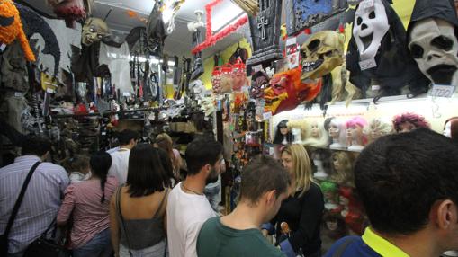 Gente comprando disfraces en una tienda