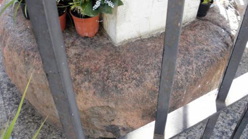 Basamento del altar callejero dedicado a la Virgen de Fátima.