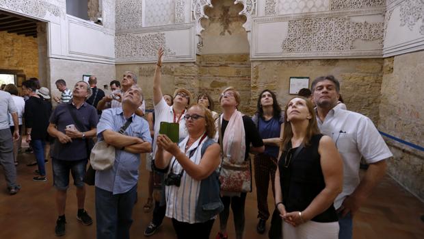 Un grupo de turistas en el interior de la Sinagoga