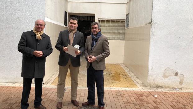 Martín, Bellido y Torrico en una de las viviendas que esperan ascensor