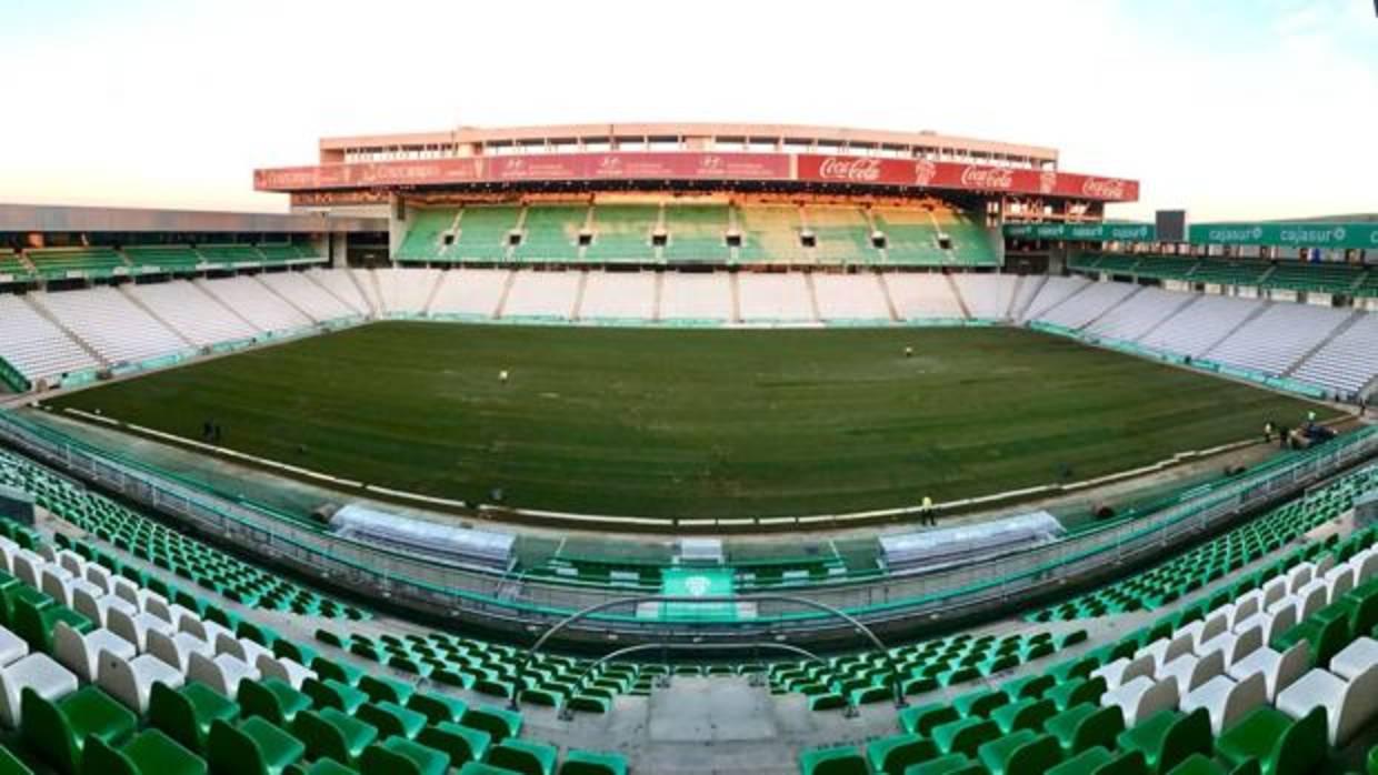 El césped del estadio El Arcángel, listo para el Córdoba CFGranada CF