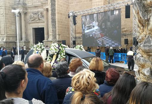 Pantalla desde la que se sigue la misa desde el exterior de la Catedral