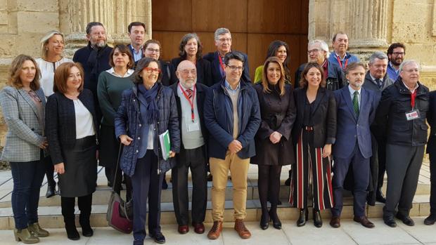 La alcaldesa junto a la presidenta de la Junta de Andalucía y a otras autoridades, este miércoles