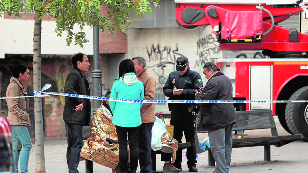 Un policía tomando declaración a los testigos tras el incendio