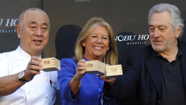 El cocinero Nobu San, la alcaldesa de Marbella, Ángeles Muñoz, y Robert de Niro brindan en la ceremonia del sake