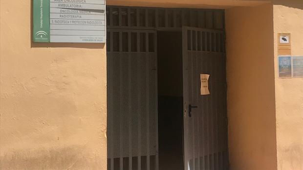 Puerta de entrada del área de Oncología del Hospital Torrecárdenas.