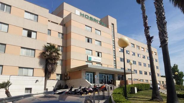 Imagen del hospital de La Línea, donde permanece ingresado el herido
